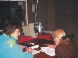 Mariana Fernández Castelli (izda) y Elba Arburua (drcha) se encargan cada jueves de la realización del programa radial 'La hora de los vascos' de José C. Paz, provincia de Buenos Aires